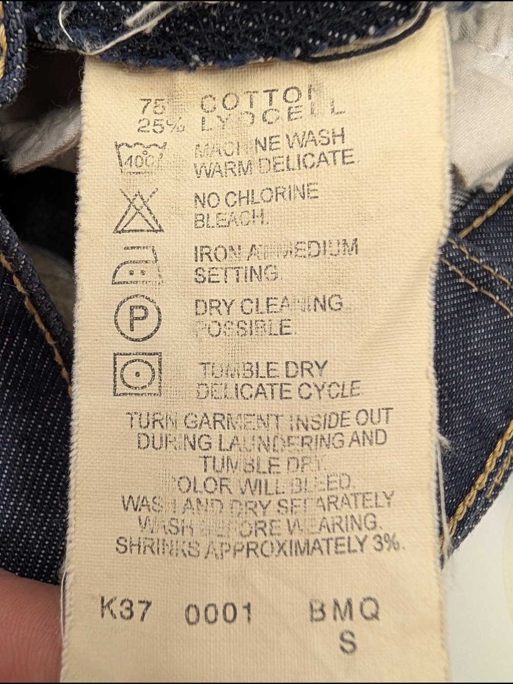 Levi’s Dark Wash Denim Skirt Structured Panel A-Line Retro Style Fits 26 Waist - Picture 6 of 7